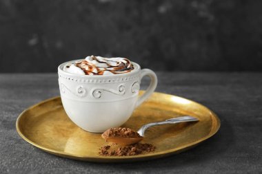 Tepsi üzerinde leziz kakao fincan