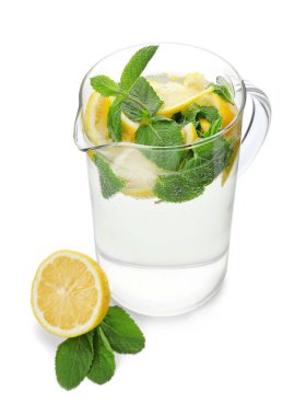 Beyaz arka plan üzerinde taze limonata sürahi