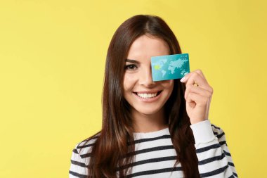 Kredi kartı renk arka plan üzerinde olan kadın. Online alışveriş