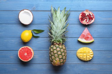 Renk ahşap arka plan üzerinde çeşitli lezzetli meyve ile düz yatıyordu kompozisyon