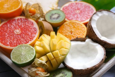 Tablo üzerinde çeşitli lezzetli egzotik meyve ile tepsi