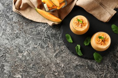 Gözlük lezzetli kavun güler yüzlü grunge masada