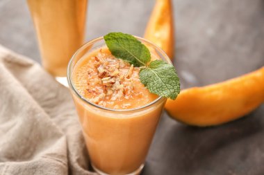 Kadeh tabloda, closeup lezzetli kavun güler yüzlü