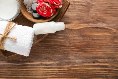 Deniz tuz ve ahşap zemin üzerine krem ile güzel spa kompozisyon