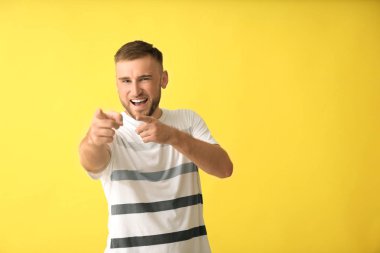 Yakışıklı adam ekran açık renkli arka planı gösteren