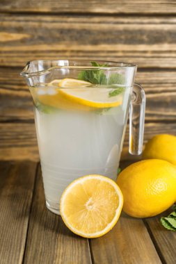Ahşap masa taze limonata sürahi