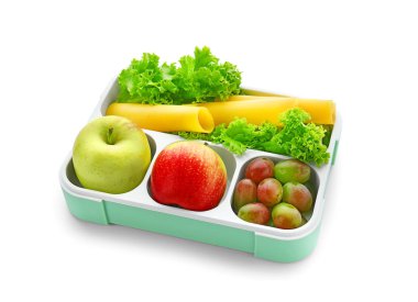 Beyaz arka plan üzerinde iştah açıcı yiyeceklerle beslenme çantası