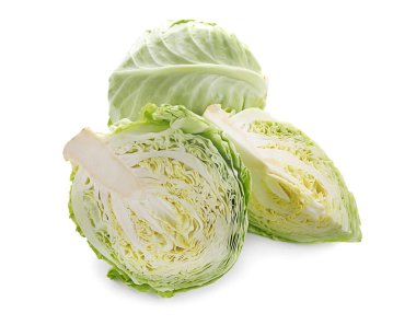 Bütün ve kesilmiş lahana beyaz arka plan üzerinde