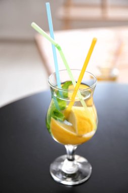 Masada bir bardak taze limonata.