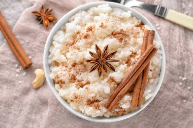 Lezzetli Sütlaç, tarçın ve anason gazlı bez kumaş üzerine kase