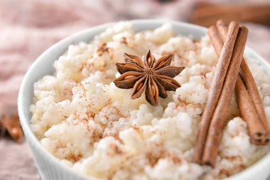 Kase lezzetli Sütlaç, tarçın ve anason, closeup ile