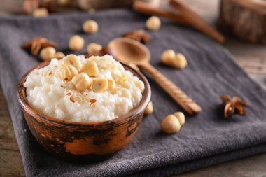 Lezzetli sütlaç ve peçete üzerinde fındık ile kase