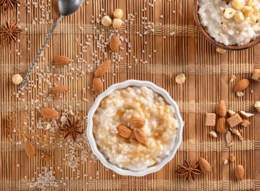 Lezzetli sütlaç ve badem bambu hasır üzerinde kase