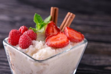 Cam kase lezzetli sütlaç ve tablo, closeup çilek ile