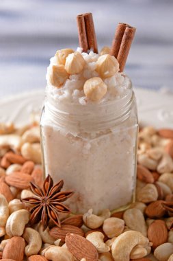 Mason kavanoza lezzetli sütlaç ve fındık ile