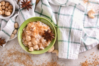Lezzetli sütlaç ve fındık üzerinde masa lambası ile kase