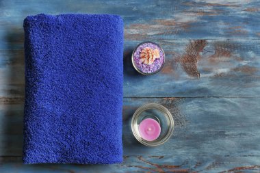 Yumuşak havlu aromatik mum ve renk arka plan üzerinde deniz tuzu