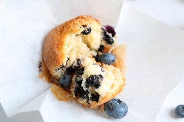 Lezzetli blueberry muffin, closeup parçası