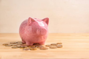 Masa lambası sikkelerinde ile Piggy banka