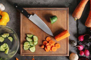 Dilimlenmiş sebze ile tahta masada, üstten görünüm kesme
