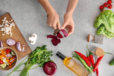 Mutfakta, üstten görünüm sebze salatası hazırlama kadın