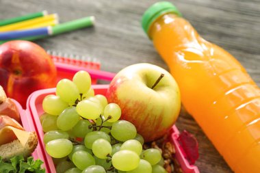 İştah açıcı yemek öğle yemeği kutusundaki metinle şişe suyu masada