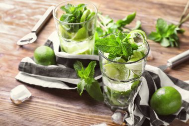 Ahşap masa üzerinde taze mojito bardak