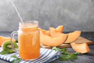 Mason kavanoza lezzetli kavun güler yüzlü masada