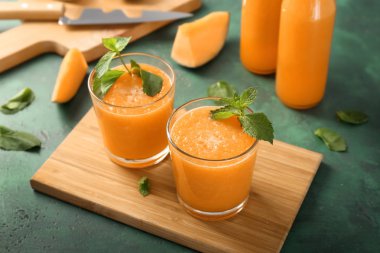 Gözlük lezzetli kavun güler yüzlü masada