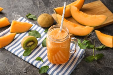 Mason kavanoza lezzetli kavun güler yüzlü masada