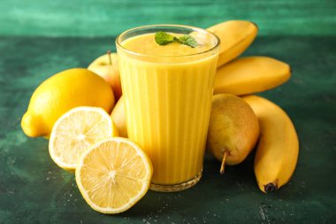 Lezzetli sarı yüzlü ve meyve renk tablosu üzerinde cam