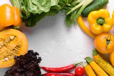 Taze sebze ve beyaz dokulu arka plan üzerinde metin için yer düz yatıyordu kompozisyonu