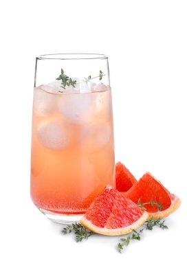 Greyfurt limonata beyaz arka plan üzerinde serinletici cam