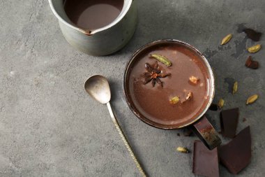 Cezve ve gri masada sıcak çikolata