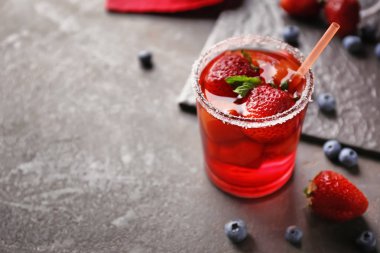 Taze yaz kokteyl cam gri masada