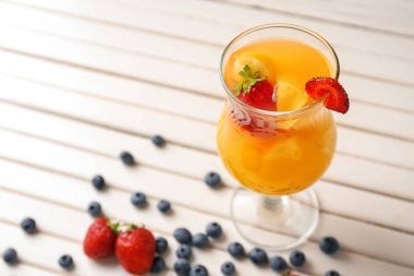 Taze yaz kokteyl cam beyaz ahşap tablo