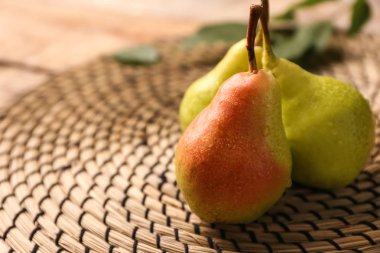 Olgun tatlı armut hasır mat