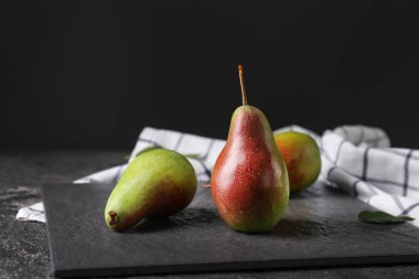 Olgun tatlı armut kayrak plaka üzerinde