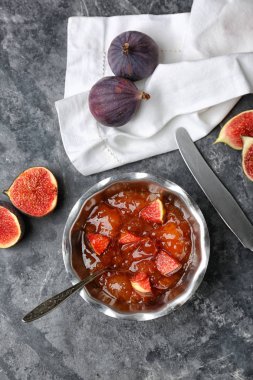 Kase lezzetli incir reçeli gri masada