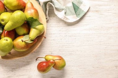 Plaka ile ahşap masa üzerinde olgun armut