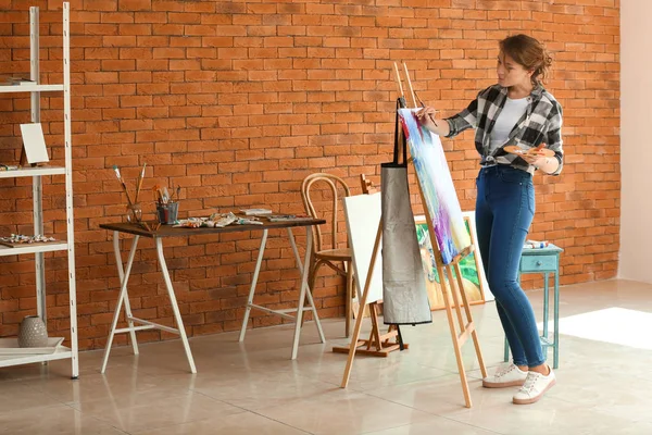 Pintura Artista Femenina Taller —  Fotos de Stock