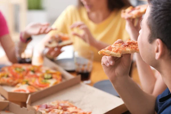 Jugendliche Essen Pizza Tisch Haus — Stockfoto