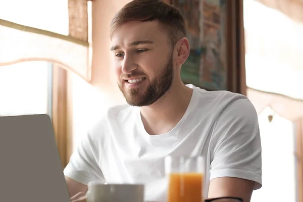 Giovane Freelance Con Computer Portatile Che Lavora Caffè — Foto Stock