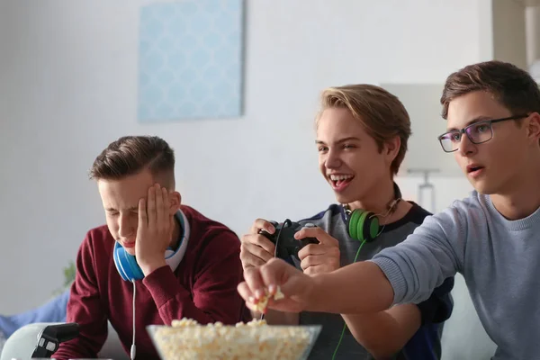 Adolescentes Jogando Jogos Vídeo Casa — Fotografia de Stock