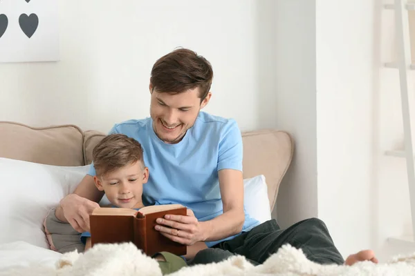 Fadern Och Hans Son Läser Boken Tillsammans Hemma — Stockfoto