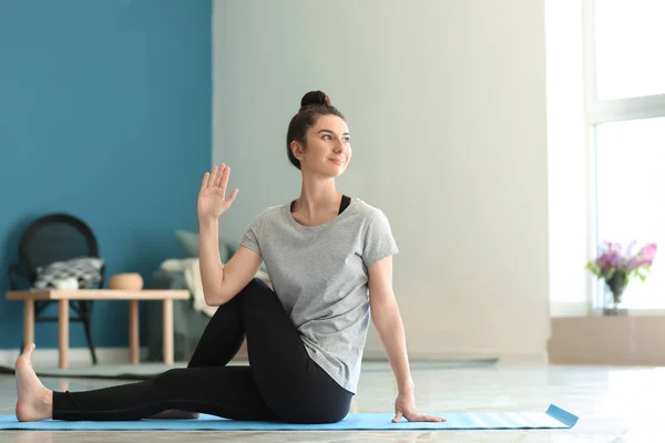 Young Woman Practicing Yoga Home — Stock Photo, Image