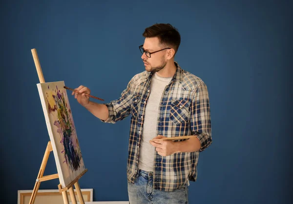 Artista Masculino Pintando Taller —  Fotos de Stock