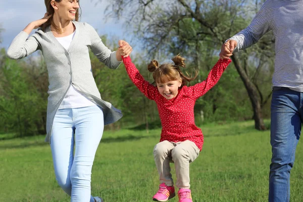 Happy Family Park Sunny Day — Stock Photo, Image