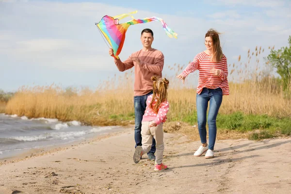 Mutlu Aile Uçan Uçurtma Nehri Yakınında — Stok fotoğraf