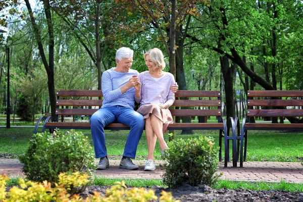 Couple Âge Mûr Reposant Dans Parc Jour Printemps — Photo